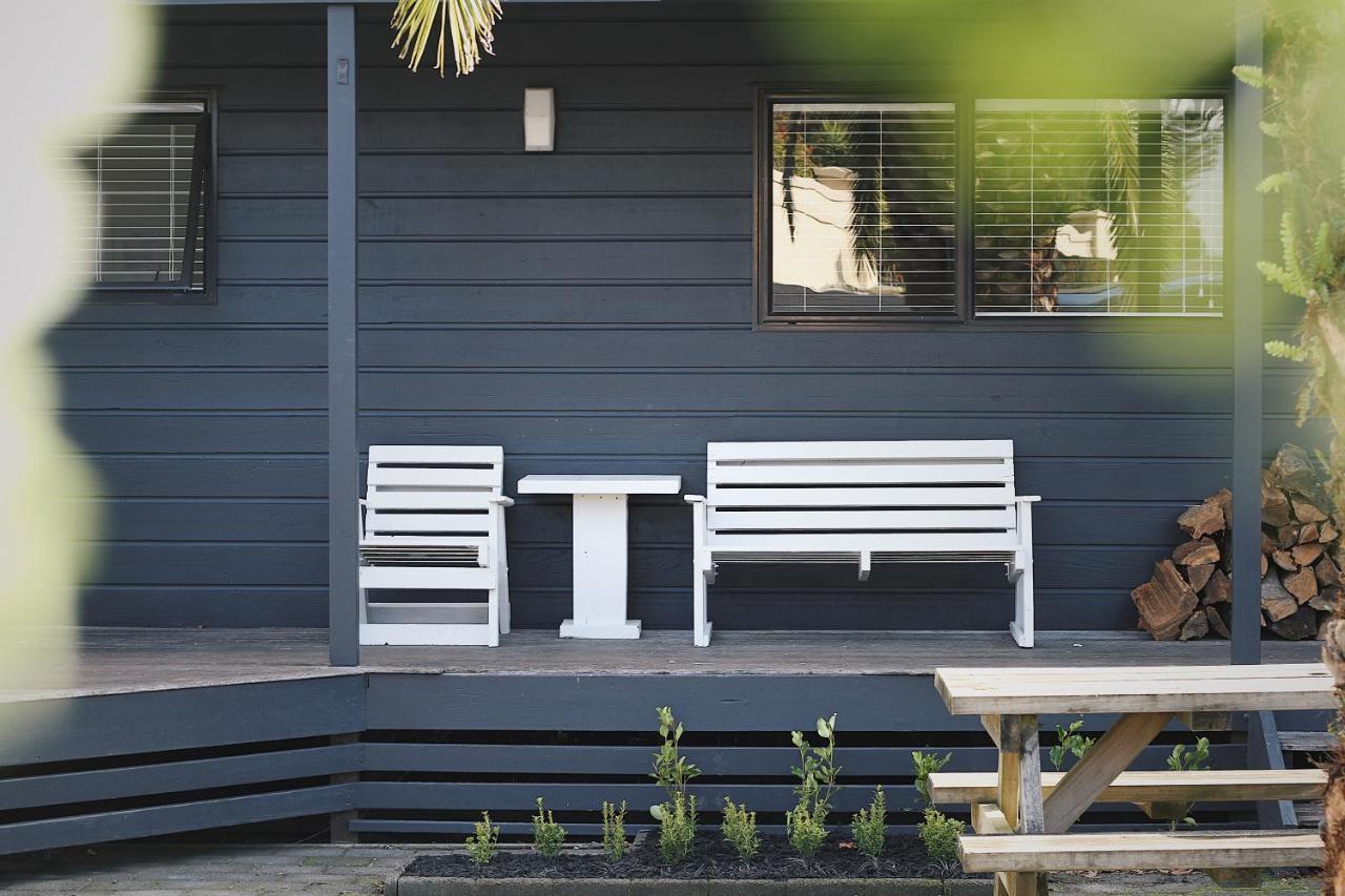 טאורנגה Hugo & Carters Backpackers & Motel מראה חיצוני תמונה A modern bench