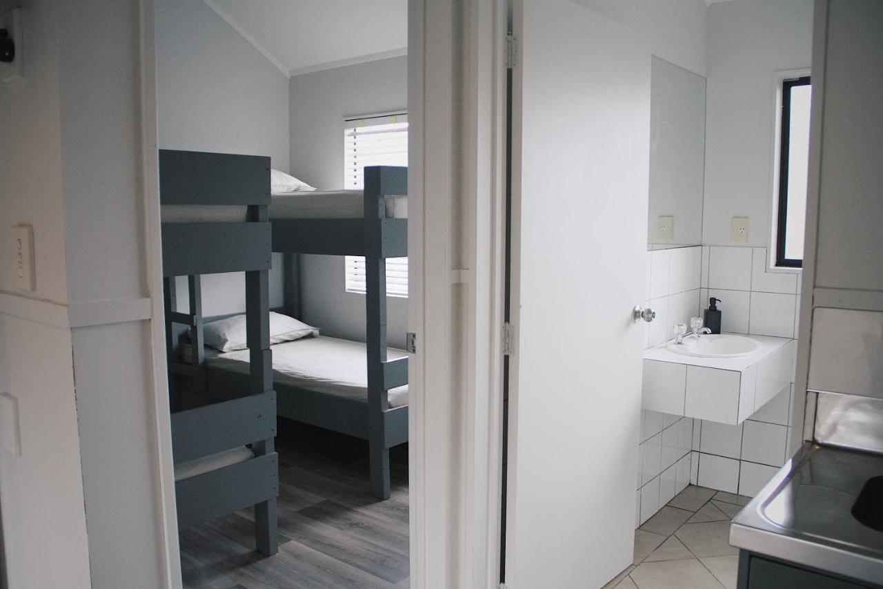 טאורנגה Hugo & Carters Backpackers & Motel מראה חיצוני תמונה A bunk room at a hostel